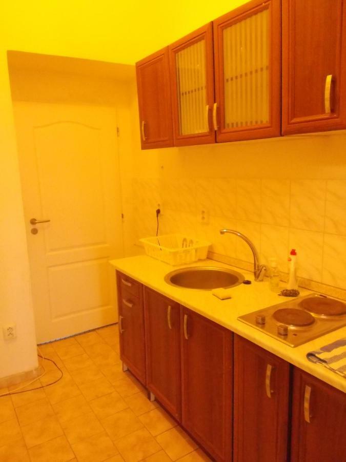8, Palmovka, Novakovych 31 Apartment *